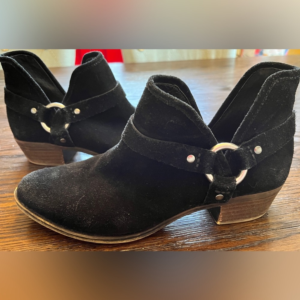 Lucky brand black Bashira ankle boots with cut out and block heel. Size 8M